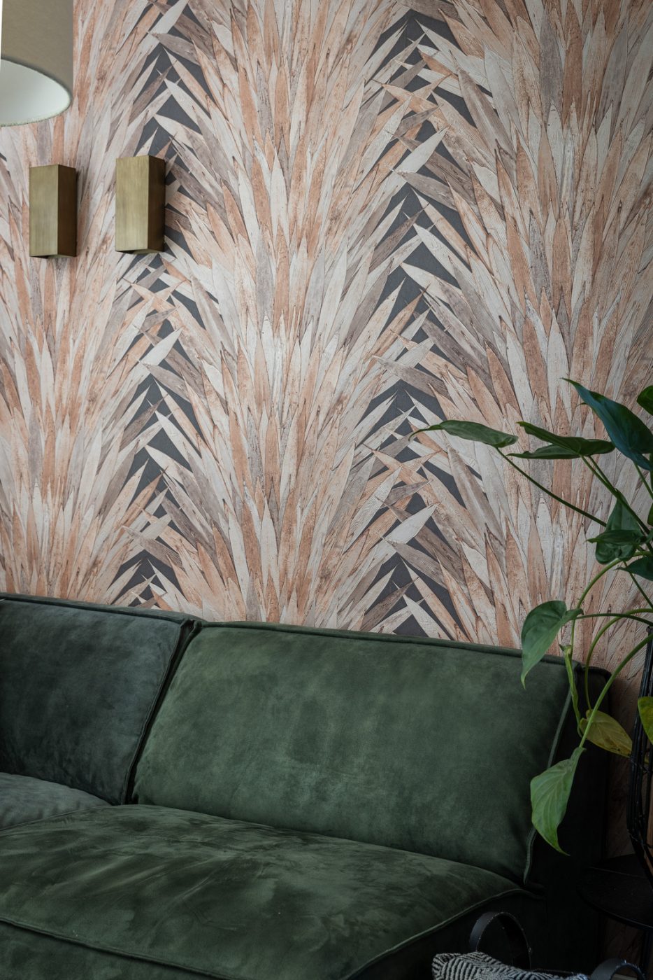 Art-decodessin met palmbladeren achter de bank, Woonkamer