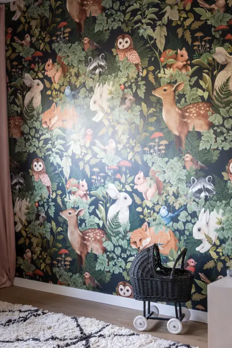 Bosdieren van plint tot plafond op een babykamer