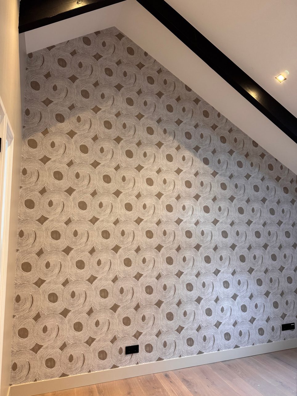 Cirkeldessin tegen een zolderwand met twee schuintes, Zolderkamer
