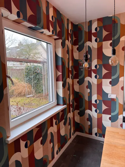 Grafisch dessin rondom een raam en om de hoek, Woonkamer
