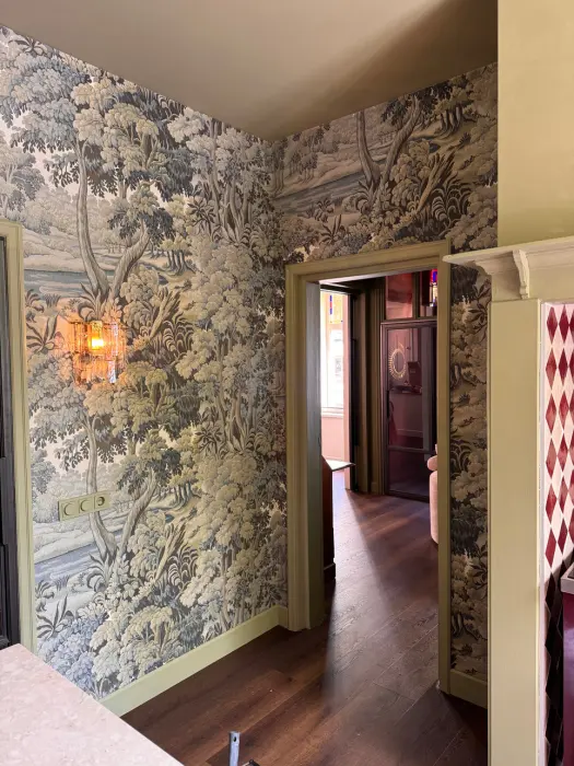 Scenic mural die om de deuropening heen loopt, Hal