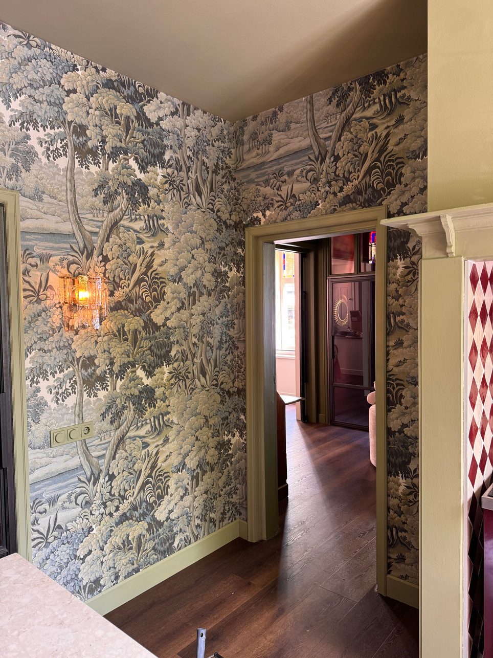 Scenic mural die om de deuropening heen loopt, Hal