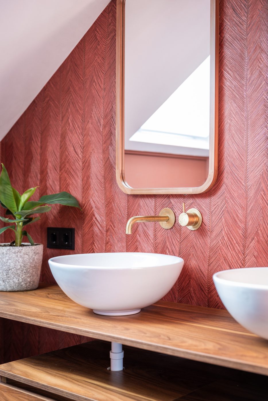 Terracotta wandbekleding rondom twee waskommen, Badkamer